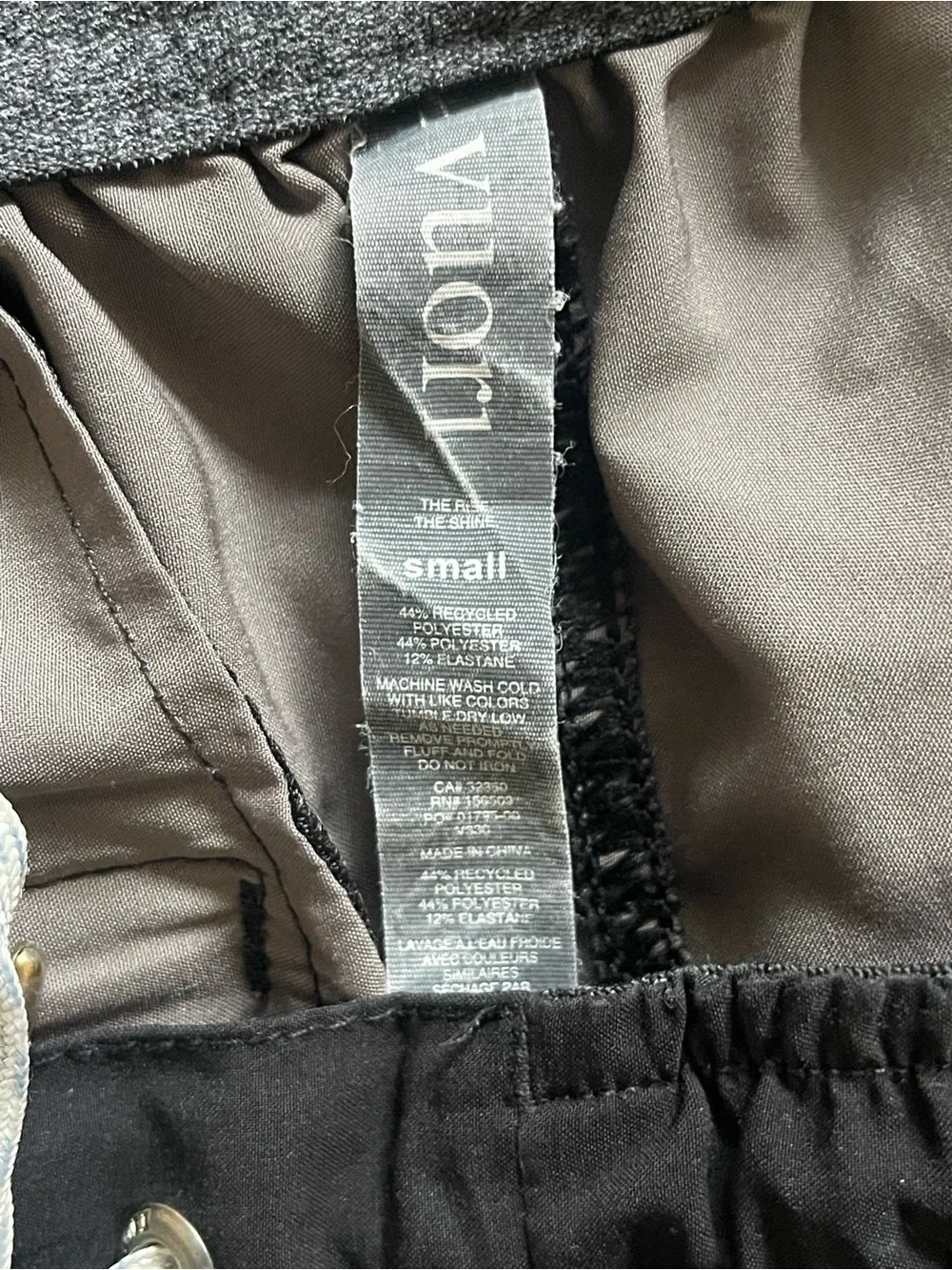 Vuori Black and Gray Striped Men’s Board Shorts Size Small